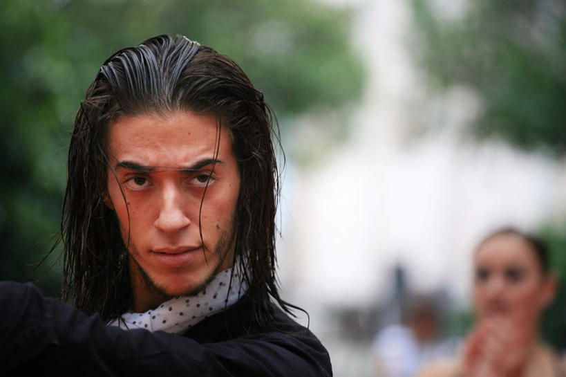 西方人,脸,头,脸颊,头发,一个人,站,横图,室外,特写,白天,正面,跳舞,热情,植物,欧洲,欧洲人,仅一个男性,仅一个人,阴影,朦胧,模糊,光线,影子,注视,树,树木,仅一个年轻男性,绿色,黑色,阳光,自然,观察,看,站着,激情,生长,潮湿,成长,观看,察看,关注,舞姿,湿润,豪情,狂热,男人,男性,年轻男性,白种人,头部,长发,脸部,脸蛋,面部,站立,半身,彩图,舞蹈,弗拉明戈,弗拉明戈舞