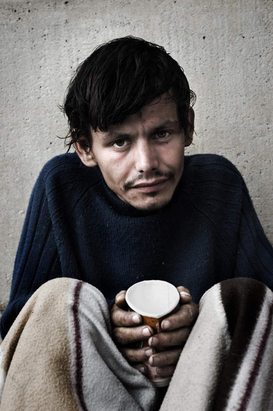 西方人,胡须,一个人,坐,竖图,俯视,室外,白天,杯子,欧洲,欧洲人,仅一个男性,仅一个人,仅一个中年男性,握,阴影,服装,裤子,光线,影子,墙,地面,拿,拿着,注视,休闲装,墙壁,墙面,拾荒者,一个,衣服,阳光,纸制品,观察,看,休闲,休闲服,握着,乞丐,服饰,单个,观看,纸杯,察看,关注,一次性杯子,乞讨,叫花子,叫化子,男人,男性,中年男性,白种人,胡子,络腮胡,坐着,半身,彩图,高角度拍摄