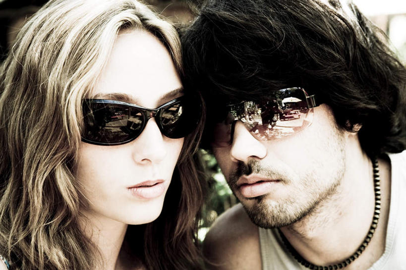 西方人,脸,头,脸颊,脖子,胡须,两个人,横图,室外,特写,白天,正面,爱情,项链,欧洲,欧洲人,阴影,服装,朦胧,模糊,光线,墨镜,眼镜,影子,地面,浪漫,注视,休闲装,肩膀,装饰品,衣服,阳光,饰品,首饰,太阳镜,太阳眼镜,观察,看,靠,靠着,休闲,温暖,温馨,休闲服,遮阳镜,恩爱,恋人,服饰,观看,和睦,察看,关注,两幅,男人,男性,年轻男性,年轻女性,女人,女性,白种人,头部,胡子,络腮胡,脖,颈,颈部,脸部,脸蛋,面部,情侣,半身,彩图,伴侣,融洽