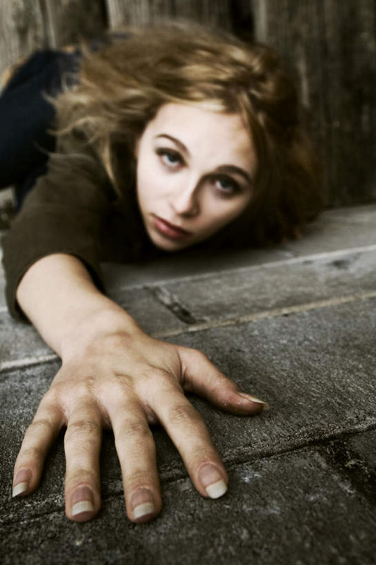 西方人,手,一个人,竖图,俯视,室外,白天,欧洲,欧洲人,仅一个年轻女性,仅一个女性,仅一个人,阴影,服装,朦胧,模糊,光线,影子,墙,注视,休闲装,墙壁,墙面,一个,衣服,阳光,观察,看,趴着,伸,休闲,手部,休闲服,服饰,单个,观看,屈,察看,关注,年轻女性,女人,女性,白种人,趴,半身,彩图,高角度拍摄