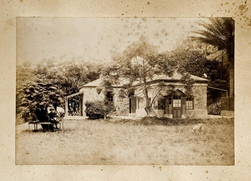 儿童,一个人,家,站,横图,室外,白天,正面,旅游,度假,纯洁,草地,草坪,花海,花圃,美景,植物,叶子,仅一个女性,仅一个人,许多,阴影,服装,盛开,光线,影子,房屋,屋子,景观,很多,凌乱,花蕾,注视,休闲装,娱乐,楼房,住宅,草,花,花瓣,花朵,花卉,鲜花,树,树木,小孩,衣服,绿色,阳光,自然,花丛,花束,花田,花苞,花蕊,观察,看,站着,仅一个小孩,享受,休闲,休闲服,景色,放松,可爱,童年,童趣,服饰,生长,成长,观看,察看,混乱,关注,自然风光,泛黄,老照片,童真,烂漫,无邪,旧照,纷乱,缭乱,庞杂,天真,女孩,女人,女性,孩子,站立,彩图,全身,房子,女生