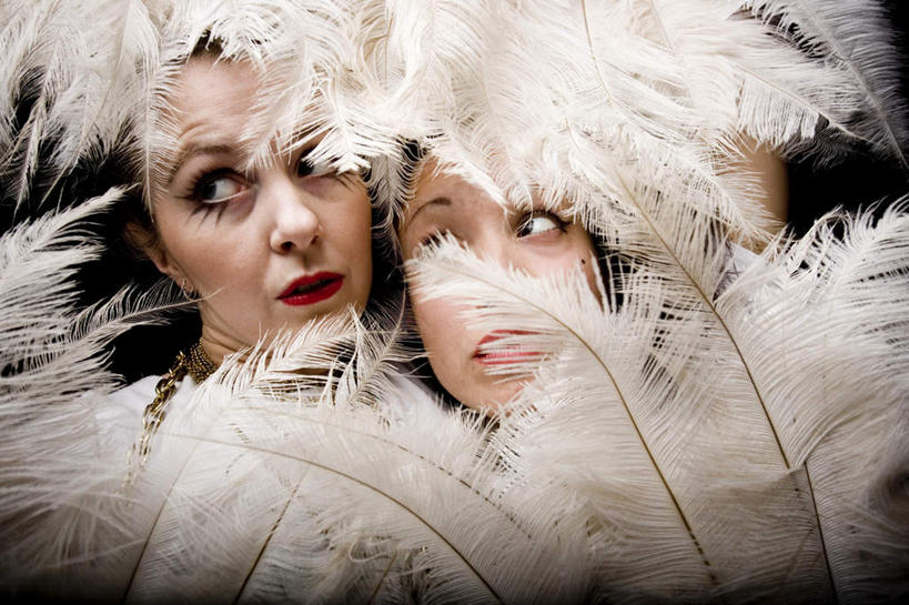 西方人,脸,头,脸颊,两个人,横图,室外,特写,白天,正面,羽毛,欧洲,欧洲人,阴影,轻盈,柔软,光线,影子,灯光,注视,白色,观察,看,观看,察看,躲避,关注,轻柔,避让,回避,逃避,遁藏,规避,隐匿,年轻女性,女人,女性,白种人,头部,脸部,脸蛋,面部,半身,彩图