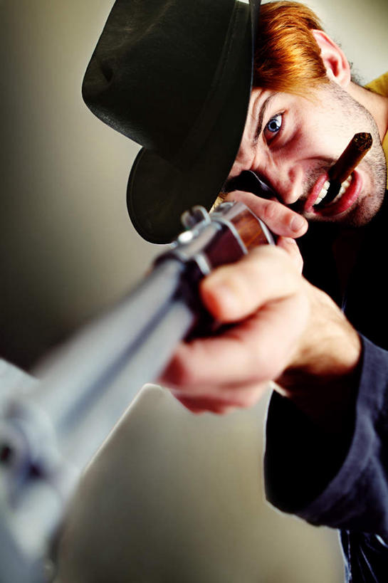 西方人,一个人,竖图,室内,特写,白天,正面,竞争,帽子,欧洲,欧洲人,仅一个男性,仅一个人,对抗,握,咬,灰色背景,朦胧,模糊,冲突,枪,拿,拿着,破坏,仅一个年轻男性,遮阳帽,武器,雪茄,战争,握着,摄影,影棚,损坏,咬着,攻击,威胁,对立,矛盾,兵器,对准,瞄准,防御,敌对,挫败,斗争,抗拒,抗衡,杀伤,威慑,危险,男人,男性,年轻男性,白种人,半身,彩图,影棚拍摄,拍摄