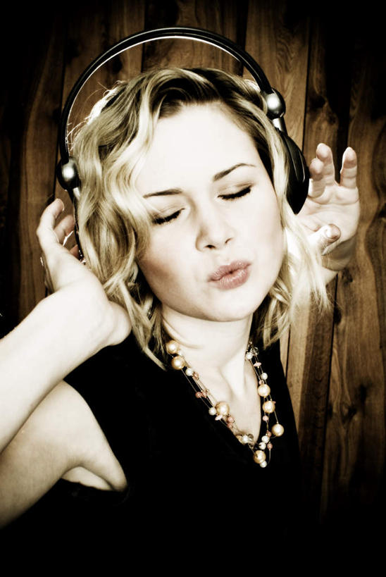 西方人,脸,头,脸颊,脖子,手,一个人,站,闭眼,摸,竖图,室外,特写,白天,正面,快乐,满意,幸福,项链,欧洲,欧洲人,仅一个年轻女性,仅一个女性,仅一个人,抚摸,阴影,服装,装饰,鲜艳,光线,木板,影子,灯光,音响,美丽,音乐,听,漂亮,娱乐,肩膀,装饰品,衣服,耳机,饰品,首饰,聆听,站着,享受,休闲,手部,放松,服饰,华丽,修饰,点缀,舒适,优美,享乐,衣着,穿着,摩登,艳丽,衬托,美观,雅致,雅观,凝听,衣饰,斑斓,标致,瑰丽,娇艳,锦绣,娟秀,俊丽,奇丽,俏丽,时兴,秀丽,年轻女性,女人,女性,白种人,头部,脖,颈,颈部,脸部,脸蛋,面部,闭眼睛,闭着眼,闭着眼睛,触摸,接触,站立,半身,彩图