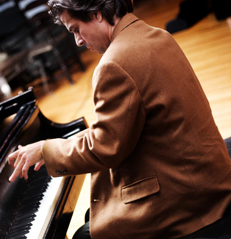 西方人,一个人,坐,竖图,俯视,室内,白天,衬衫,西装,键盘,地板,欧洲,欧洲人,仅一个男性,仅一个人,仅一个中年男性,套装,正装,钢琴,乐器,领带,地面,注视,职业装,木地板,低头,观察,看,弹琴,观看,一台,察看,键盘乐器,关注,奏琴,抚琴,男人,男性,中年男性,白种人,坐着,半身,彩图,高角度拍摄,衬衣