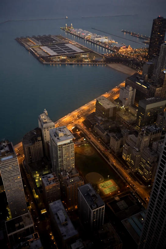 无人,高楼大厦,码头,竖图,俯视,航拍,室外,夜晚,度假,海浪,海洋,美景,城市风光,标志建筑,城市,大厦,地标,港口,建筑,路灯,摩天大楼,照明,美国,阴影,光线,影子,景观,浪花,建筑群,灯光,娱乐,建设,灯,海水,享受,休闲,景色,放松,照亮,北美,北美洲,照明设备,鸟瞰,美洲,海景,伊利诺斯州,芝加哥,世界屠猪城,巨肩之城,劳动之城,伊利诺伊,伊利诺伊州,伊利诺州,芝加哥市,芝城,林肯之地,北亚美利加洲,亚美利加洲,海军码头,海军军港,海军港,大海,风浪,海,海水的波动,近岸浪,涌浪,彩图,高角度拍摄,摆渡口,埠头,大楼,渡口,渡头,港湾,高层建筑,高楼,海港,货运码头,口岸,摩天楼,商港