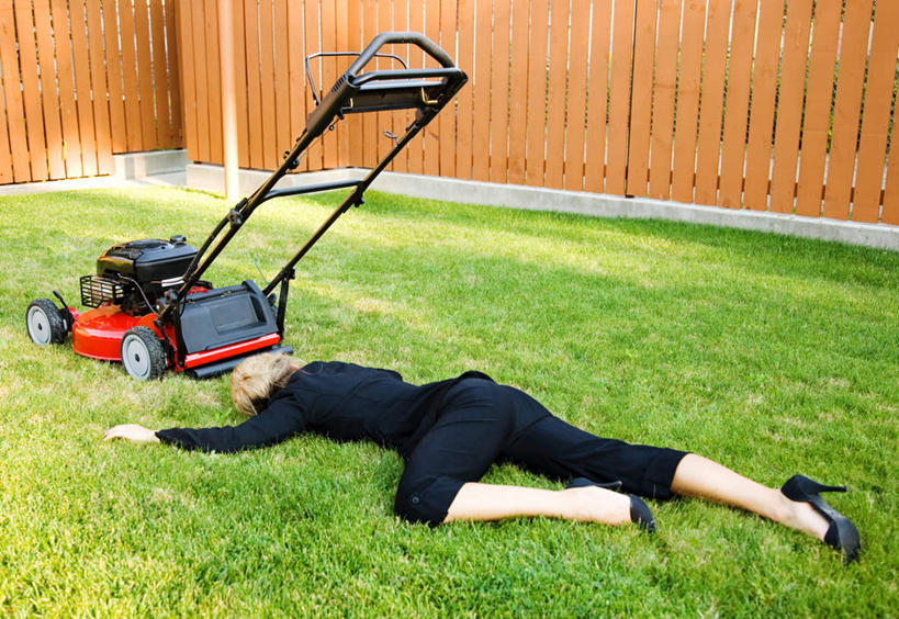 西方人,一个人,商务人士,商务女性,栏杆,横图,室外,白天,正面,旅游,度假,机器,草地,草坪,美景,植物,欧洲,欧洲人,仅一个年轻女性,仅一个女性,仅一个人,阴影,套装,服装,光线,木制,影子,栅栏,景观,篱笆,围栏,休闲装,娱乐,护栏,草,衣服,绿色,阳光,自然,木制品,趴着,享受,休闲,休闲服,机械,景色,放松,服饰,死亡,自然风光,商务装,除草机,工薪阶层,殒命,灭亡,年轻女性,女人,女性,白种人,白领,上班族,趴,彩图,全身