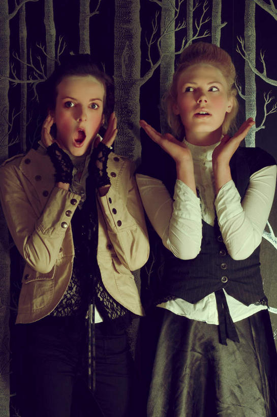 西方人,两个人,伙伴,朋友,站,举,竖图,室内,白天,正面,友谊,复古,树林,植物,壁纸,欧洲,欧洲人,服装,陈旧,豪华,注视,树,树木,衣服,绿色,自然,观察,看,托,站着,张嘴,典雅,服饰,生长,成长,观看,察看,高雅,衣着,穿着,关注,张大嘴巴,雅致,衣饰,文雅,友情,年轻女性,女人,女性,白种人,墙纸,张开嘴,举起,举手,举着,向上举,向上伸,向上托,站立,半身,彩图,奢华