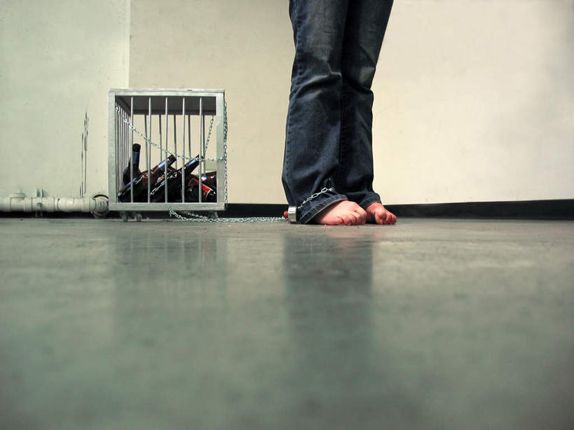 西方人,腿部,脚,脚趾,脚趾甲,腿,一个人,站,横图,室内,白天,正面,金属制品,欧洲,欧洲人,仅一个年轻女性,仅一个女性,仅一个人,一堆,许多,堆叠,堆积,金属,笼子,光脚,玻璃制品,酒瓶,玻璃瓶,瓶子,站着,赤脚,监狱,堆,监禁,束缚,禁锢,关押,监牢,牢狱,约束,监管,禁闭,局促,束厄,年轻女性,女人,女性,白种人,脚指甲,看守,脚镣,镣铐,站立,半身,彩图,羁系,扣留,囚系