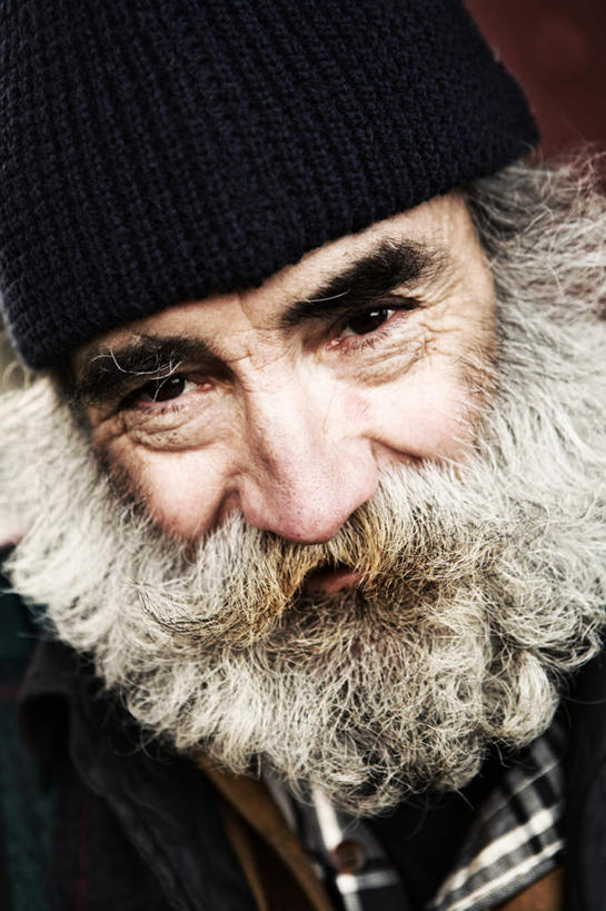 西方人,脸,头,脸颊,胡须,一个人,坐,笑,微笑,竖图,室外,特写,白天,正面,帽子,欧洲,欧洲人,仅一个男性,仅一个人,服装,注视,休闲装,拾荒者,衣服,白色,观察,看,仅一个老年男性,休闲,休闲服,乞丐,服饰,观看,察看,贫困,贫穷,关注,乞讨,困难,一顶,棉帽,叫花子,叫化子,贫苦,穷苦,清苦,清贫,老年男性,男人,男性,白种人,头部,胡子,络腮胡,脸部,脸蛋,面部,坐着,半身,彩图