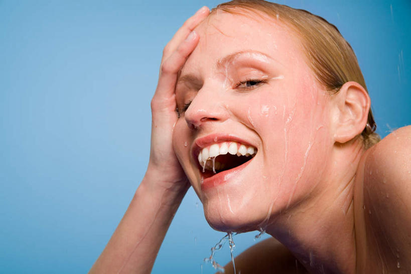 西方人,脸,头,脸颊,脖子,手,一个人,笑,微笑,露齿笑,横图,室内,特写,白天,正面,水,欧洲,欧洲人,仅一个年轻女性,仅一个女性,仅一个人,撑,飞溅,蓝色背景,溅,液体,水滴,托腮,注视,肩膀,水珠,观察,看,托,张嘴,手部,摄影,影棚,观看,察看,关注,喷洒,托下巴,张大嘴巴,年轻女性,女人,女性,白种人,头部,脖,颈,颈部,脸部,脸蛋,面部,张开嘴,半身,彩图,影棚拍摄,拍摄