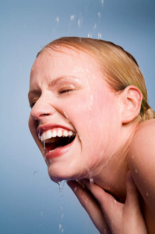 西方人,脸,头,脸颊,脖子,手,一个人,笑,摸,微笑,露齿笑,竖图,室内,特写,白天,正面,水,欧洲,欧洲人,仅一个年轻女性,仅一个女性,仅一个人,抚摸,飞溅,蓝色背景,溅,液体,水滴,注视,肩膀,水珠,观察,看,张嘴,手部,摄影,影棚,观看,察看,关注,喷洒,张大嘴巴,年轻女性,女人,女性,白种人,头部,脖,颈,颈部,脸部,脸蛋,面部,张开嘴,触摸,接触,半身,彩图,影棚拍摄,拍摄