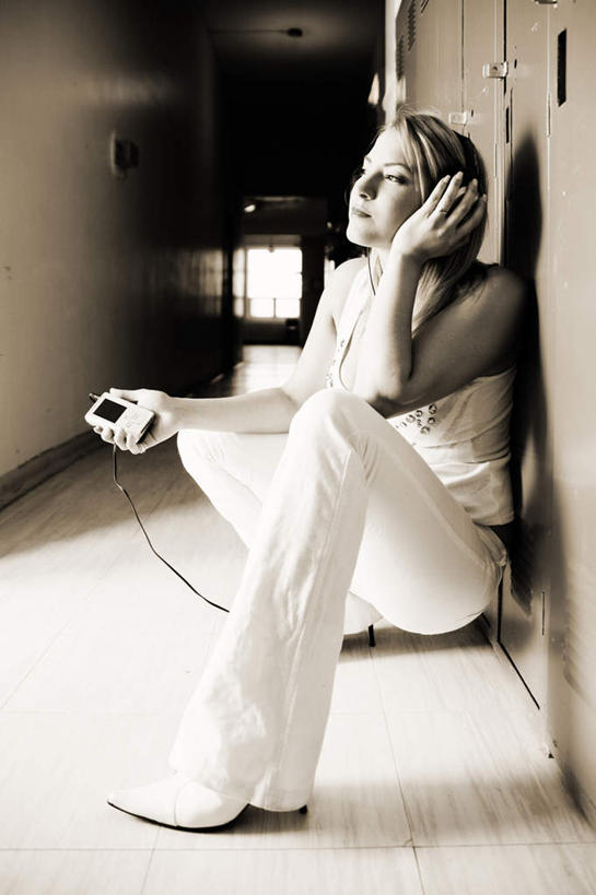 西方人,一个人,家,坐,蹲,闭眼,竖图,黑白,室内,白天,侧面,陶醉,快乐,满意,窗户,门,欧洲,欧洲人,仅一个年轻女性,仅一个女性,仅一个人,戴,握,阴影,服装,光线,影子,房屋,墙,屋顶,屋子,走道,走廊,过道,音响,音乐,拿,顶棚,音乐播放器,拿着,休闲装,楼房,玻璃窗,墙壁,墙面,住宅,衣服,阳光,耳机,门框,聆听,享受,休闲服,握着,服饰,戴着,MP3播放器,凝听,年轻女性,女人,女性,白种人,闭眼睛,闭着眼,闭着眼睛,蹲着,坐着,全身,房子,播放器,沉醉