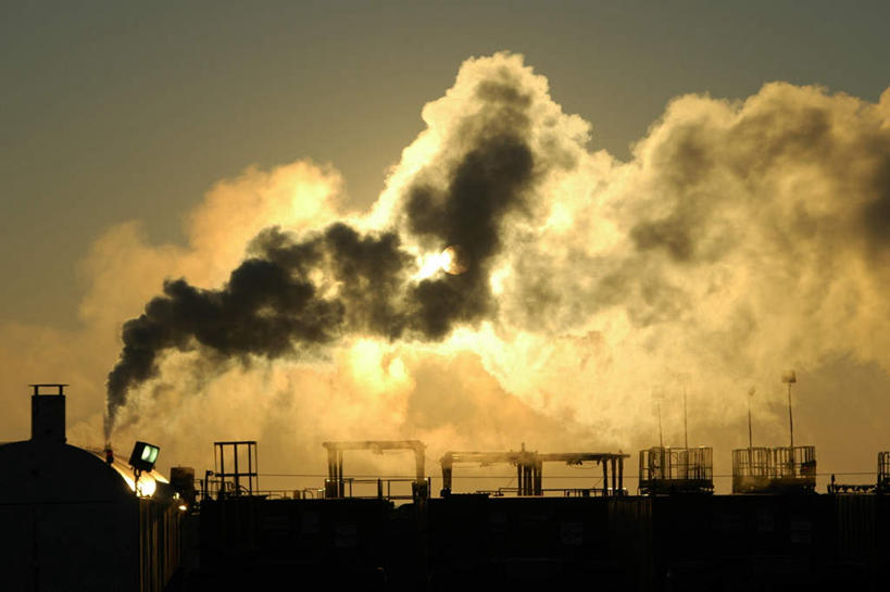 无人,工厂,横图,室外,白天,正面,烟囱,石油,日落,阴影,光线,影子,墙,晚霞,霞光,落日,背光,墙壁,墙面,阳光,黄昏,烟,彩霞,污染,锅炉,逆光,夕照,夕阳,彩图,工地,制造厂,斜阳