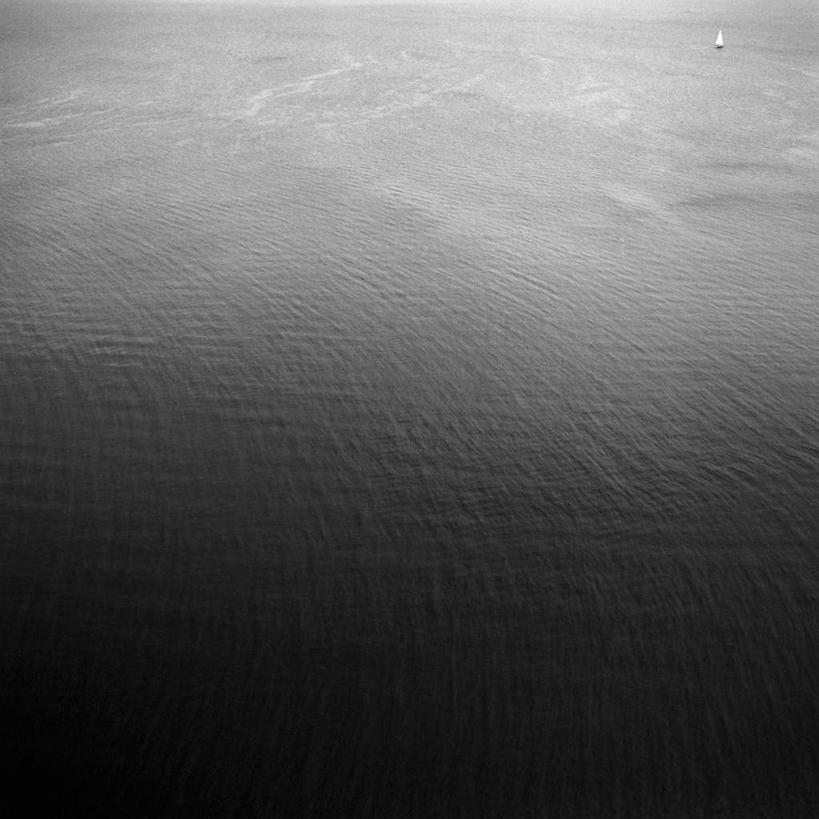 帆船,无人,方图,俯视,航拍,黑白,室外,白天,海浪,海洋,船,阴影,波纹,光线,影子,浪花,涟漪,倒影,水纹,阳光,海水,交通工具,波浪,倒映,鸟瞰,载具,海景,水晕,反照,大海,风浪,海,海水的波动,近岸浪,涌浪,高角度拍摄