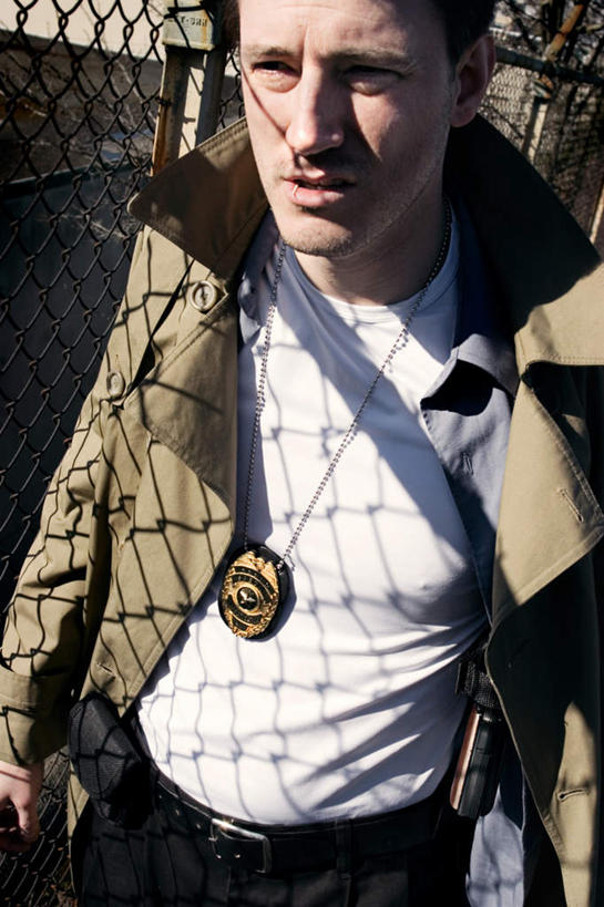 西方人,一个人,警察,警卫,栏杆,站,竖图,俯视,室外,白天,项链,欧洲,欧洲人,仅一个男性,仅一个人,阴影,服装,装饰,光线,影子,围栏,铁丝网,注视,休闲装,护栏,装饰品,仅一个年轻男性,衣服,阳光,饰品,首饰,观察,看,站着,休闲服,服饰,观看,华丽,修饰,点缀,察看,关注,衬托,美观,雅致,雅观,铁蒺藜,男人,男性,年轻男性,白种人,保安,警卫员,看守,卫兵,站立,半身,彩图,高角度拍摄,证件