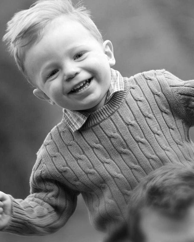 西方人,儿童,脸,头,脸颊,两个人,家庭,父亲,儿子,笑,微笑,露齿笑,竖图,室外,特写,白天,正面,毛衣,纯洁,欧洲,欧洲人,朦胧,模糊,倾斜,肩膀,小孩,黑色,温暖,温馨,父子,一家人,金色,父爱,可爱,童年,童趣,和睦,歪斜,童真,烂漫,无邪,天真,男孩,男人,男性,年轻男性,白种人,孩子,年轻人,头部,脸部,脸蛋,面部,半身,绒衣,套衫,套头毛衣,线衣,融洽,短发,男生