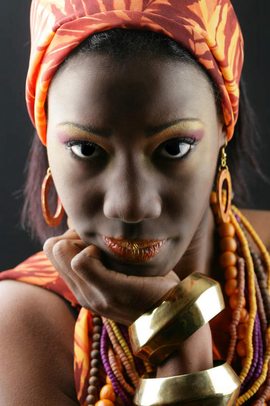 西方人,脸,头,脸颊,一个人,兽医,竖图,室内,特写,白天,正面,帽子,欧洲,非洲,黑人,欧洲人,仅一个年轻女性,仅一个女性,仅一个人,许多,黑色背景,服装,装饰,头巾,注视,休闲装,肩膀,衣服,红色,观察,看,休闲服,金色,摄影,服饰,手镯,影棚,观看,华丽,修饰,点缀,察看,关注,衬托,美观,雅致,雅观,棉帽,年轻女性,女人,女性,非洲人,头部,脸部,脸蛋,面部,兽医师,半身,彩图,影棚拍摄,拍摄