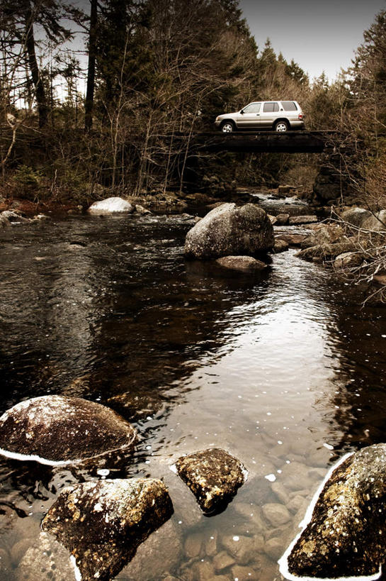 无人,竖图,室外,白天,正面,旅游,度假,河流,石头,美景,树林,水,植物,越野车,汽车,阴影,波纹,光线,石子,影子,河水,景观,水流,涟漪,娱乐,车,树,树木,蓝色,绿色,倒影,蓝天,水纹,天空,小溪,阳光,自然,交通工具,波浪,天,溪水,享受,休闲,景色,放松,生长,晴朗,成长,倒映,自然风光,载具,吉普车,万里无云,水晕,反照,石块,岩石,晴空,晴空万里,彩图