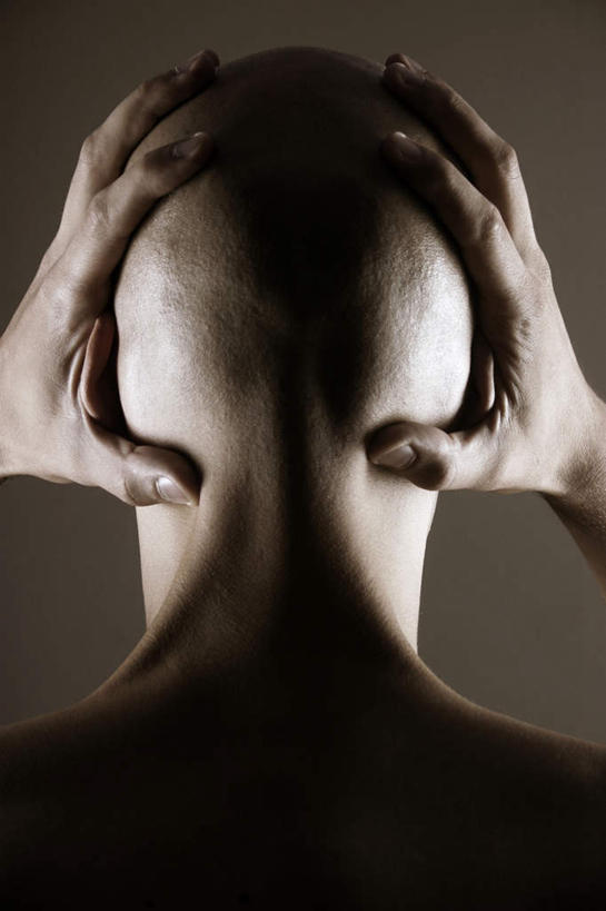 西方人,手,秃头,一个人,站,竖图,室内,特写,白天,欧洲,欧洲人,仅一个男性,仅一个人,抱头,阴影,光线,影子,注视,裸露,仅一个年轻男性,背面,观察,看,站着,手部,赤裸,观看,察看,抓着,关注,裸,捧首,捧头,男人,男性,年轻男性,白种人,光头,无发,站立,半身,彩图