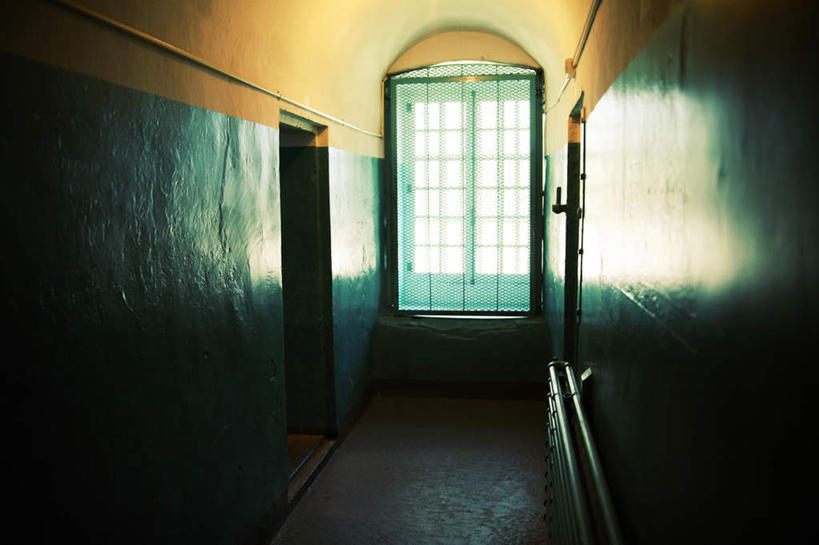 无人,横图,室内,白天,正面,窗户,门,阴影,光线,影子,墙,灯光,玻璃窗,墙壁,墙面,门框,监狱,监禁,束缚,关押,监牢,牢狱,监管,禁闭,看守,彩图