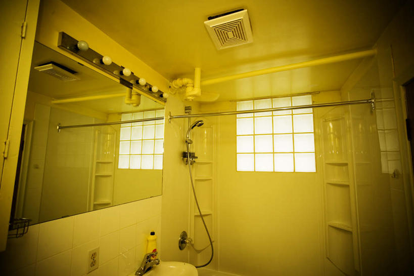 无人,横图,室内,白天,仰视,窗户,镜子,门,卫生间,浴室,水槽,水斗,玻璃窗,白色,门框,镜像,镜面,淋浴房,彩图,低角度拍摄,冲凉房,沐浴间,沐浴室