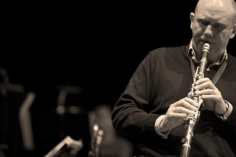 西方人,一个人,横图,室内,白天,正面,欧洲,欧洲人,仅一个男性,仅一个人,仅一个中年男性,握,阴影,服装,光线,影子,吹奏乐器,单簧管,黑管,乐器,木管乐器,吹奏,拿,演奏,拿着,注视,休闲装,衣服,观察,看,休闲服,握着,服饰,观看,察看,木管,关注,克拉管,乌木棒,男人,男性,中年男性,白种人,半身,彩图