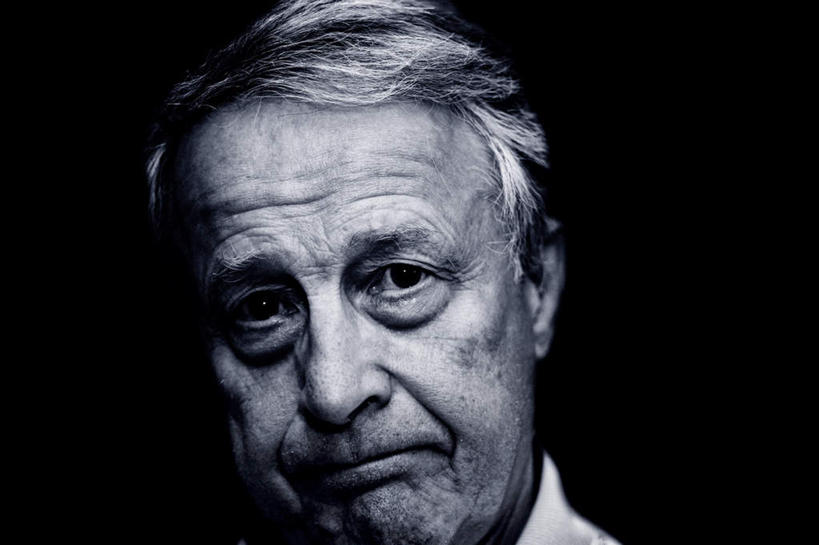 东方人,脸,头,脸颊,一个人,站,横图,黑白,室内,特写,白天,正面,亚洲,仅一个男性,仅一个人,黑色背景,黄种人,站着,仅一个老年男性,斜视,摄影,影棚,鄙视,藐视,讽刺,蔑视,嘲笑,老年男性,男人,男性,亚洲人,头部,脸部,脸蛋,面部,站立,半身,影棚拍摄,拍摄