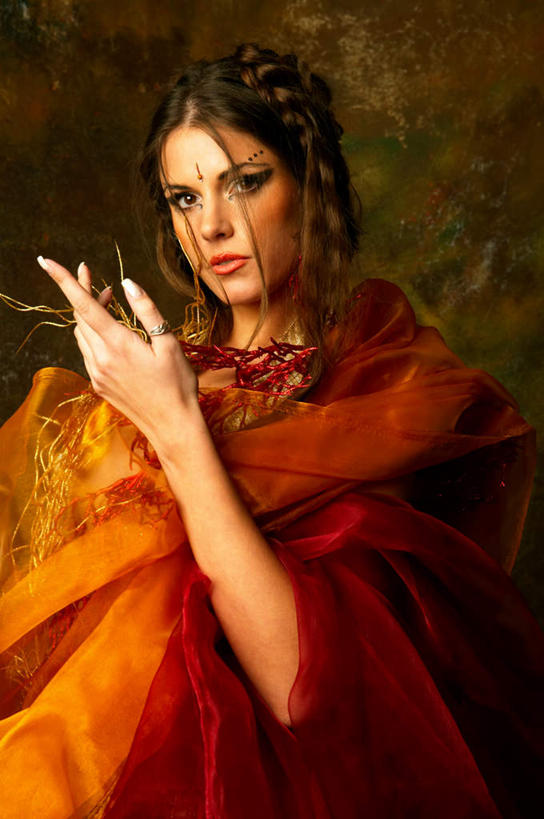 西方人,手,一个人,模特,站,举,竖图,室内,白天,正面,欧洲,欧洲人,仅一个年轻女性,仅一个女性,仅一个人,服装,注视,衣服,黄色,观察,看,托,站着,手部,橙色,美女,服饰,观看,单手,察看,衣着,穿着,关注,衣饰,玉人,尤物,年轻女性,女人,女性,白种人,模特儿,举起,举手,举着,向上举,向上伸,向上托,站立,半身,彩图,美人