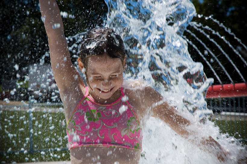 西方人,儿童,一个人,公园,站,举,笑,大笑,横图,室外,白天,正面,旅游,度假,兴奋,纯洁,美景,水,植物,欧洲,欧洲人,仅一个女性,仅一个人,服装,朦胧,模糊,透明,液体,景观,水滴,云,云朵,云彩,休闲装,娱乐,喷水,水珠,树,树木,小孩,衣服,粉色,蓝色,绿色,白云,蓝天,天空,自然,天,托,站着,张嘴,仅一个小孩,享受,休闲,休闲服,景色,放松,可爱,童年,童趣,服饰,生长,晴朗,成长,生机,剔透,自然风光,张大嘴巴,童真,烂漫,无邪,哈哈大笑,灵动,通明,淋湿,天真,女孩,女人,女性,白种人,孩子,晴空,张开嘴,举起,举手,举着,向上举,向上伸,向上托,站立,半身,彩图,高兴,狂笑,晶莹,女生