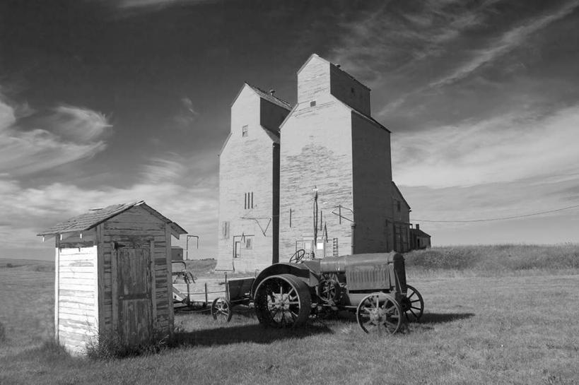 无人,家,农场,横图,黑白,室外,白天,正面,度假,畜牧业,农业,牧场,美景,窗户,门,汽车,加拿大,阴影,光线,影子,房屋,墙,屋顶,屋子,景观,云,云朵,云彩,顶棚,娱乐,楼房,玻璃窗,墙壁,墙面,住宅,车,白云,天空,阳光,门框,交通工具,天,享受,休闲,机械,景色,放松,晴朗,北美,北美洲,载具,拖拉机,美洲,畜牧,洛矶山脉,落基山脉,牧业,北亚美利加洲,亚美利加洲,交通运输,农用机械,亚伯达盆地,晴空,房子