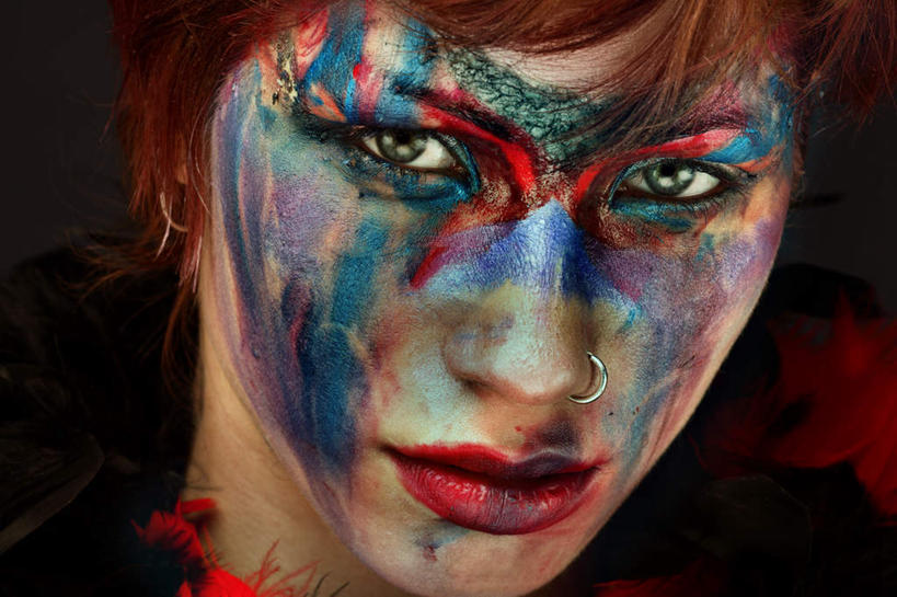 西方人,眼睛,眉毛,睫毛,一个人,模特,横图,室内,白天,正面,化妆,美容,项链,欧洲,欧洲人,瞳孔,仅一个年轻女性,仅一个女性,仅一个人,护肤,黑色背景,服装,装饰,注视,休闲装,装饰品,衣服,蓝色,唇膏,饰品,首饰,口红,观察,看,保养,享受,休闲,休闲服,眼影,放松,保健,眼部,摄影,服饰,影棚,观看,颜料,华丽,修饰,点缀,察看,关注,鼻钉,养颜,鼻环,衬托,美观,雅致,雅观,扮装,年轻女性,女人,女性,白种人,睫,眉,眼,眼睫毛,眼眉,模特儿,半身,彩图,影棚拍摄,化装,拍摄,眼眉毛