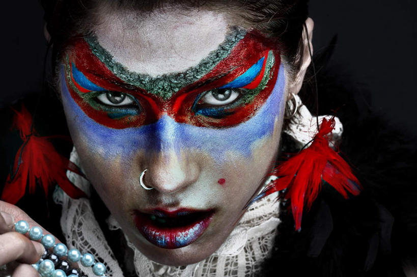 西方人,眼睛,眉毛,睫毛,一个人,模特,横图,室内,白天,正面,化妆,美容,项链,欧洲,欧洲人,瞳孔,仅一个年轻女性,仅一个女性,仅一个人,护肤,黑色背景,服装,装饰,注视,休闲装,装饰品,衣服,蓝色,唇膏,饰品,首饰,口红,观察,看,保养,享受,休闲,休闲服,眼影,放松,保健,眼部,摄影,服饰,影棚,观看,颜料,华丽,修饰,点缀,察看,关注,鼻钉,养颜,鼻环,衬托,美观,雅致,雅观,扮装,年轻女性,女人,女性,白种人,睫,眉,眼,眼睫毛,眼眉,模特儿,半身,彩图,影棚拍摄,化装,拍摄,眼眉毛