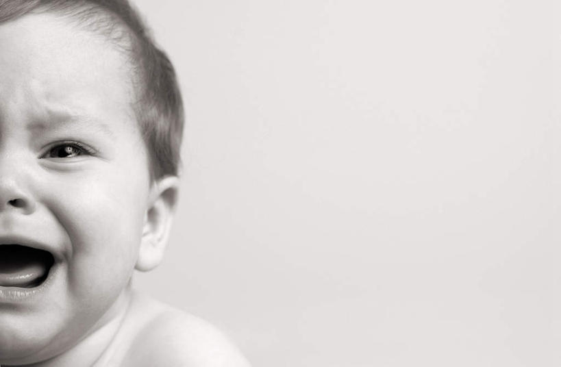 西方人,婴儿,儿童,脸,头,脸颊,一个人,横图,黑白,室内,特写,白天,正面,纯洁,欧洲,欧洲人,仅一个男性,仅一个人,注视,小孩,观察,看,张嘴,仅一个小孩,可爱,活泼,观看,察看,关注,宝宝,张大嘴巴,纯真,烂漫,无邪,抽泣,堕泪,呜咽,饮泣,伶俐,天真,男孩,男人,男性,白种人,孩子,头部,脸部,脸蛋,面部,张开嘴,半身,哭泣,啼哭,男生