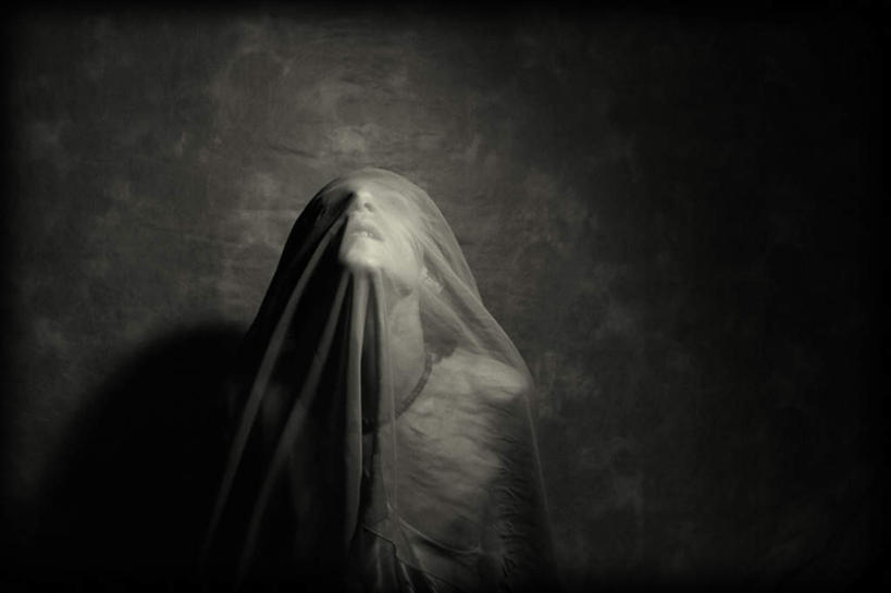 西方人,一个人,横图,室内,白天,正面,欧洲,欧洲人,仅一个男性,仅一个人,仅一个中年男性,阴影,服装,装饰,反射,纱布,影子,注视,休闲装,衣服,纱巾,观察,看,休闲,休闲服,遮,遮掩,服饰,观看,华丽,修饰,点缀,察看,掩盖,遮挡,关注,遮盖,衬托,美观,雅致,雅观,掩饰,男人,男性,中年男性,白种人,抬头,仰头,半身,彩图