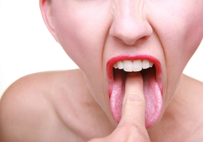 西方人,手,牙齿,一个人,站,横图,室内,特写,白天,正面,房间,欧洲,欧洲人,仅一个年轻女性,仅一个女性,仅一个人,一根,阴影,光线,影子,墙,灯光,吐舌头,裸露,墙壁,墙面,伸,伸舌头,站着,鬼脸,手部,手指,吐舌,赤裸,单手,屈,裸,年轻女性,女人,女性,白种人,齿,牙,牙龈,站立,半身,彩图