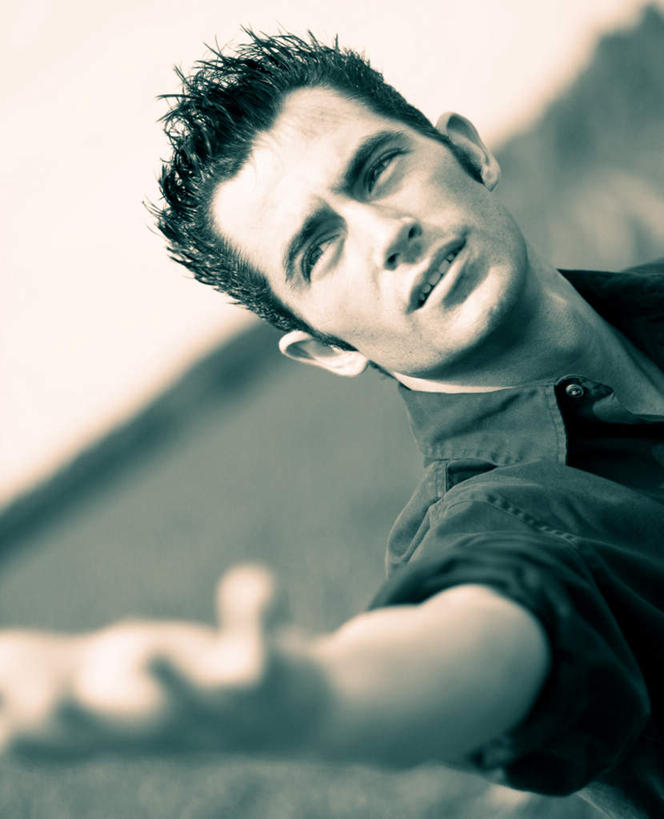 西方人,手,一个人,站,竖图,室外,白天,正面,欧洲,欧洲人,仅一个男性,仅一个人,仅一个中年男性,阴影,服装,朦胧,模糊,光线,影子,墙,地面,注视,休闲装,墙壁,墙面,一个,衣服,阳光,观察,看,伸,站着,休闲,手部,休闲服,服饰,单个,观看,屈,察看,关注,男人,男性,中年男性,白种人,站立,半身,彩图