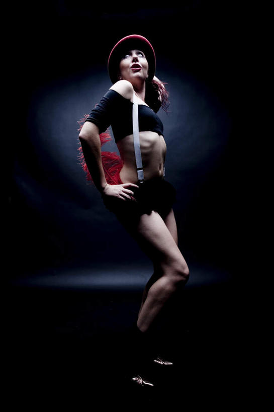 西方人,一个人,站,竖图,室内,特写,白天,侧面,帽子,欧洲,欧洲人,仅一个年轻女性,仅一个女性,仅一个人,黑色背景,服装,注视,休闲装,衣服,看,站着,休闲,休闲服,摄影,服饰,影棚,关注,贝雷帽,年轻女性,女人,女性,白种人,抬头,仰头,站立,彩图,全身,影棚拍摄,拍摄