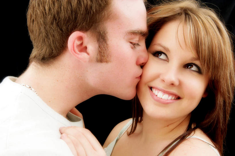 西方人,脸,头,脸颊,两个人,笑,吻,微笑,露齿笑,横图,室内,特写,白天,正面,爱情,欧洲,欧洲人,黑色背景,浪漫,注视,观察,看,亲昵,温暖,温馨,恩爱,激情,亲密,亲热,恋人,摄影,影棚,观看,和睦,察看,关注,亲切,密切,男人,男性,年轻男性,年轻女性,女人,女性,白种人,头部,脸部,脸蛋,面部,情侣,亲,亲吻,半身,彩图,影棚拍摄,拍摄,伴侣,融洽