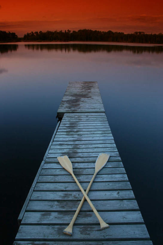 无人,码头,竖图,俯视,室外,白天,旅游,度假,湖,湖泊,美景,水,植物,港口,两根,划桨,平静,木制,湖面,景观,水流,水面,娱乐,树,树木,绿色,倒影,自然,黄昏,木制品,湖水,享受,休闲,景色,放松,生长,成长,宁静,倒映,自然风光,反照,薄暮,彩图,高角度拍摄,傍晚,摆渡口,埠头,渡口,渡头,港湾,海港,货运码头,口岸,商港
