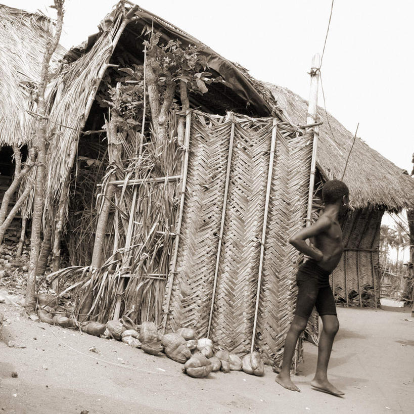 西方人,一个人,家,站,方图,室外,白天,正面,欧洲,欧洲人,仅一个男性,仅一个人,一幢,房屋,屋子,手叉腰,楼房,裸露,住宅,仅一个年轻男性,蓝色,蓝天,天空,天,叉腰,站着,晴朗,双手叉腰,裸,万里无云,男人,男性,年轻男性,白种人,晴空,晴空万里,站立,彩图,全身,房子