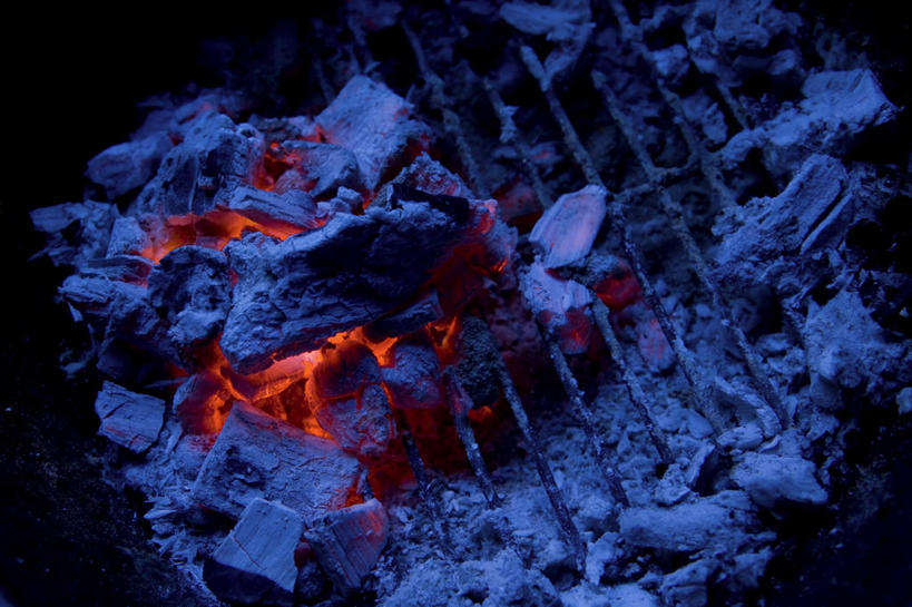 无人,横图,俯视,室外,特写,夜晚,烧烤,热情,静物,火,一堆,废弃,堆叠,堆积,火焰,烤架,烤肉,燃烧,破坏,破损,铁架,堆,损坏,销毁,彩图,高角度拍摄