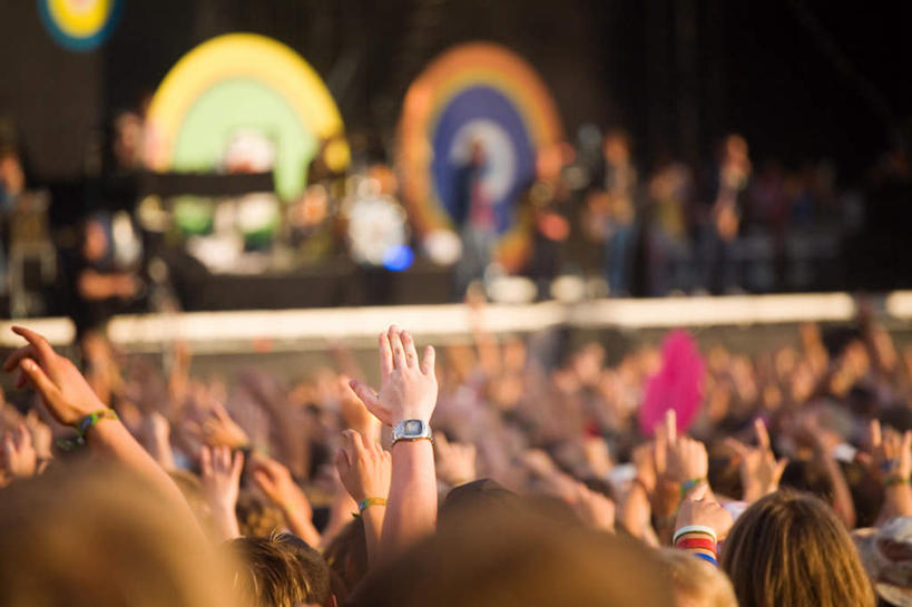 西方人,舞台,站,举,横图,室外,白天,欧洲,欧洲人,表演,阴影,朦胧,模糊,时间,光线,时钟,手表,影子,许多人,计时,扮演,背面,阳光,钟表,托,站着,一群人,表,唱歌,腕表,演出,演唱,演唱会,歌唱,男人,男性,年轻男性,年轻女性,女人,女性,白种人,钟,表演台,举起,举手,举着,向上举,向上伸,向上托,站立,半身,彩图