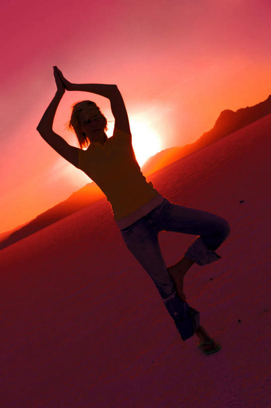 西方人,一个人,站,举,竖图,室外,白天,正面,锻炼,瑜伽,运动,日落,欧洲,欧洲人,仅一个男性,仅一个人,晚霞,霞光,落日,仅一个年轻男性,黄昏,托,站着,彩霞,养生,单脚,夕照,体育,男人,男性,年轻男性,白种人,夕阳,举起,举手,举着,向上举,向上伸,向上托,站立,彩图,全身,健身,斜阳