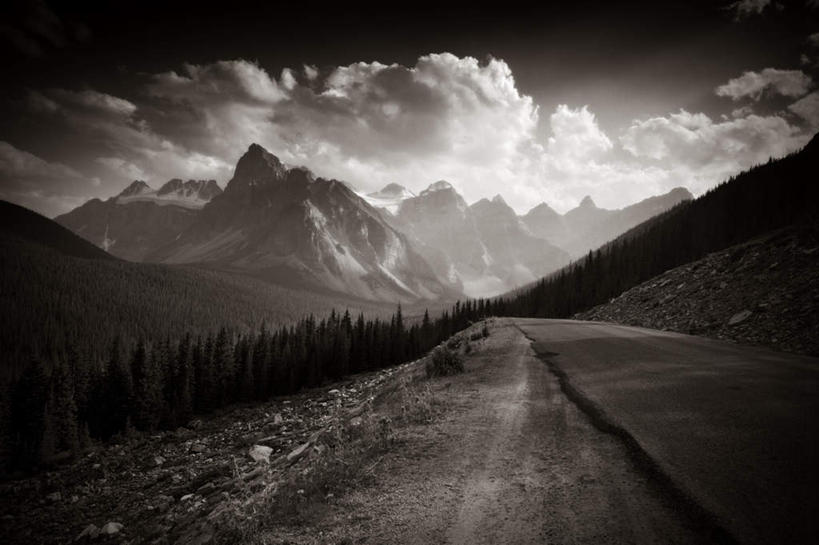 无人,横图,黑白,室外,白天,正面,旅游,度假,美景,森林,山,山脉,树林,植物,道路,路,公路,加拿大,阴影,光线,影子,景观,山峰,云,云朵,交通,山峦,云彩,娱乐,树,树木,蓝色,绿色,白云,蓝天,天空,阳光,自然,群山,天,享受,休闲,景色,放松,生长,晴朗,成长,北美,北美洲,国家公园,自然风光,美洲,阿尔伯塔省,班夫国家公园,阿尔伯塔,北亚美利加洲,亚美利加洲,艾伯塔,艾伯塔省,晴空,马路