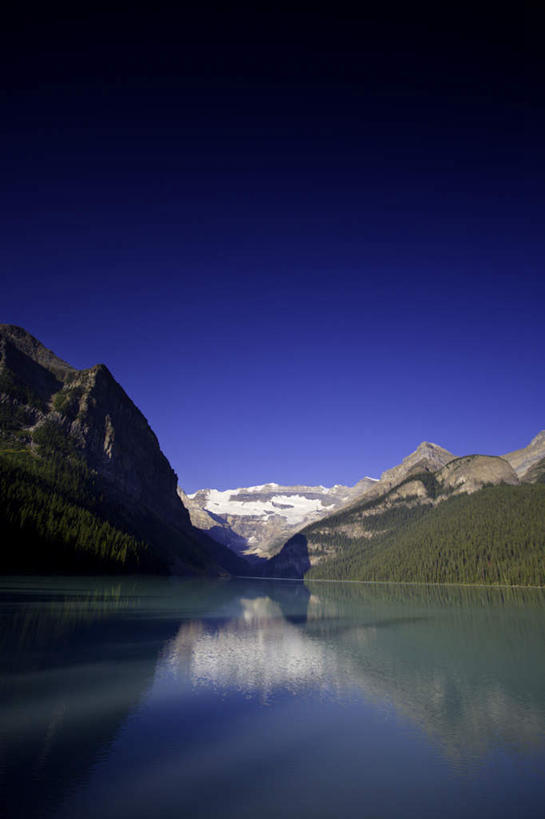 无人,竖图,室外,白天,正面,旅游,度假,湖,湖泊,石头,美景,森林,山,山脉,树林,水,植物,加拿大,石子,湖面,景观,山峰,水流,水面,山峦,娱乐,树,树木,蓝色,绿色,蓝天,天空,自然,湖水,群山,天,享受,休闲,景色,放松,生长,晴朗,成长,北美,北美洲,国家公园,自然风光,美洲,阿尔伯塔省,班夫国家公园,万里无云,阿尔伯塔,北亚美利加洲,亚美利加洲,艾伯塔,艾伯塔省,石块,晴空,晴空万里,彩图