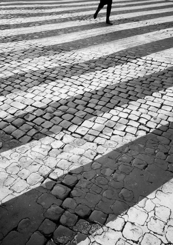 西方人,一个人,走,竖图,俯视,室外,白天,广角镜头,道路,路,人行横道,公路,欧洲,欧洲人,仅一个男性,仅一个人,阴影,光线,影子,人行道,交通,仅一个年轻男性,阳光,人行横道线,男人,男性,年轻男性,白种人,斑马线,马路,步行,散步,走路,半身,彩图,高角度拍摄