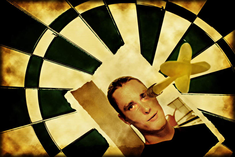 一个人,无人,横图,照片,室内,白天,正面,锻炼,成功,胜利,运动,仅一个男性,仅一个人,飞镖,仅一个年轻男性,摄影,靶心,瞄准,镖针,飞镖运动,体育,男人,男性,年轻男性,相片,半身,彩图,健身,拍摄,照相