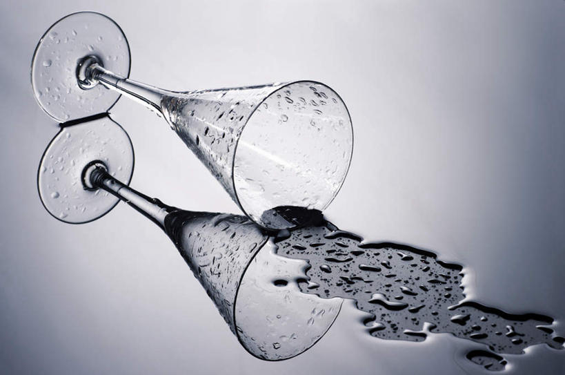 无人,横图,俯视,室内,特写,白天,静物,杯子,阴影,反射,高脚杯,液体,影子,一杯,玻璃制品,酒杯,鸡尾酒杯,玻璃杯,彩图,高角度拍摄