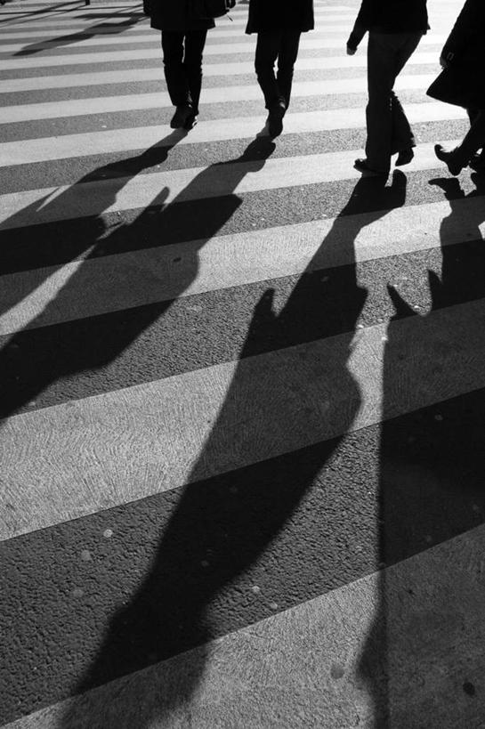 西方人,四个人,伙伴,朋友,竖图,俯视,室外,白天,友谊,道路,路,人行横道,公路,欧洲,欧洲人,阴影,光线,影子,人行道,交通,阳光,人行横道线,友情,男人,男性,年轻男性,年轻女性,女人,女性,白种人,斑马线,马路,半身,彩图,高角度拍摄